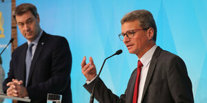 Ministerpräsident Markus Söder (CSU) und Wissenschaftsminister Bernd Sibler bei einer Pressekonferenz im Mai 2020