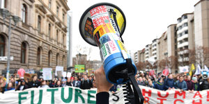 Ein Megafon vor DemonstrantInnem beim Globalen Klimastreik am 29. November 2019 in Berlin
