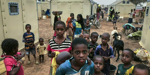 Kinder der Fulanis, eines ehemals nomadisch lebenden Hirtenvolkes, das durch Angriffe vertrieben wurden, versammeln sich in einem behelfsmäßigen Lager in der Provinz Yatenga