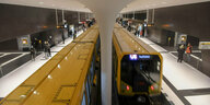 Das Foto zeigt zwei U-Bahnzüge nebeneinander am Bahnsteig.