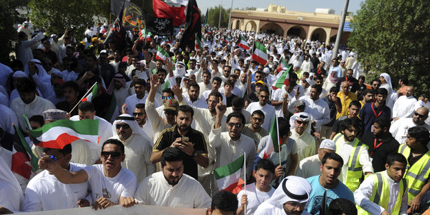 Teilnehmer des Trauerzugs in Kuwait-Stadt