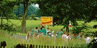 Eine Gruppe junger Menschen mit Fahnen wandert im Landkreis Uelzen.