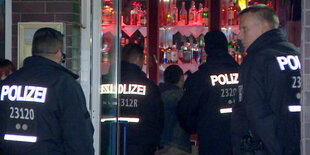 Polizisten gehen in eine Shisha-Bar in Neukölln. Mit mehreren Großeinsätzen und Kontrollen sind die Berliner Behörden Ende März 2019 gegen organisierte Kriminalität in Neukölln und Mitte vorgegangen