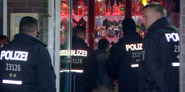 Polizisten gehen in eine Shisha-Bar in Neukölln. Mit mehreren Großeinsätzen und Kontrollen sind die Berliner Behörden Ende März 2019 gegen organisierte Kriminalität in Neukölln und Mitte vorgegangen