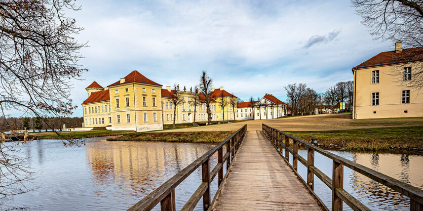 Schloss Rheinsberg mit Holzbrücke