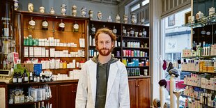 Der Apotheker Simon Oetter steht in seiner Apotheke in Hamburg.