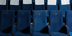 Sessel in einem Kinosaal