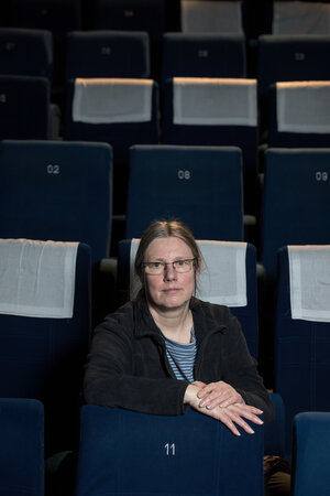 Die Kinobetreiberin Barbara Suhren sitzt im Kinosaal