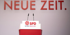 Rednerpult der SPD mit dem Slogan "In die neue Zeit"