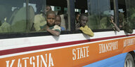 Kinder schauen aus einem Bus