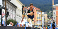 Markus Rehm bei einem Weitsprungwettbewerb in der Innenstadt von Innsbruck