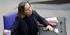 Eine genervt aussehende Beatrix von Storch sitzt ohne Mundschutz im Bundestag