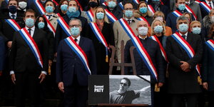 Mitglieder des französischen Parlaments bei einer Trauerfeier für den ermordeten Lehrer Samuel Paty