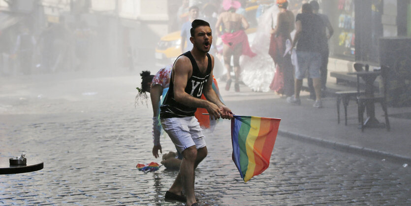 Ein Teilnehmer der Pride Parade 2014