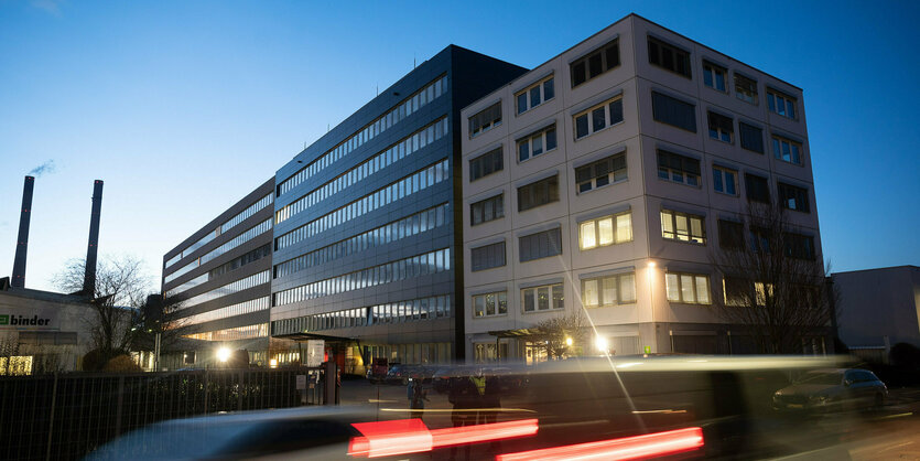 Autos fahren vor einem Verwaltungsgebäude von Lid in Neckarsulm