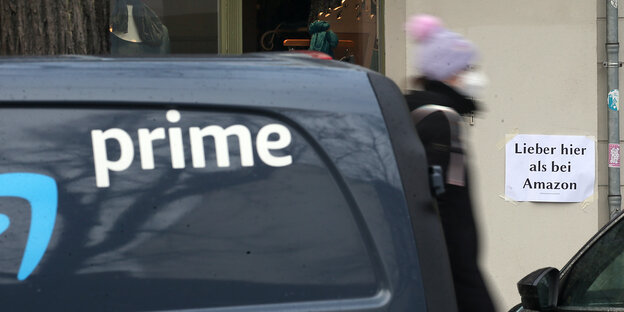 Ein parkendes Auto mit der Aufschrift "Prime"