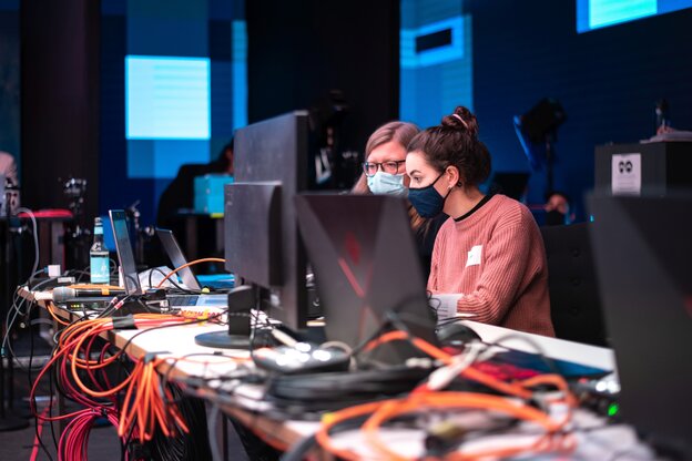 Technikerinnen bei der Arbeit