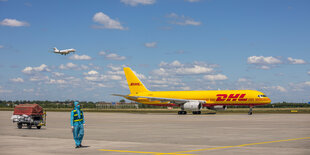 DHL Frachtflugzeug auf der Startbahn am Flughafen Leipzig / Halle