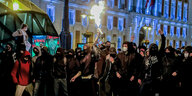 Demonstranten in Madrid - ein Demonstrant hält eine Sprühdose in der Hand aus der eine Feuerfontäne kommt