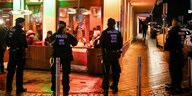 Polizisten stehen vor einer Berliner Shisha-Bar, in der eine Razzia stattfindet