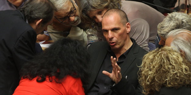 Der griechische Finanzminister Jannis Varoufakis umgeben von Parlamentsmitgliedern.