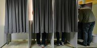 Wahlkabinen mit Vorhang