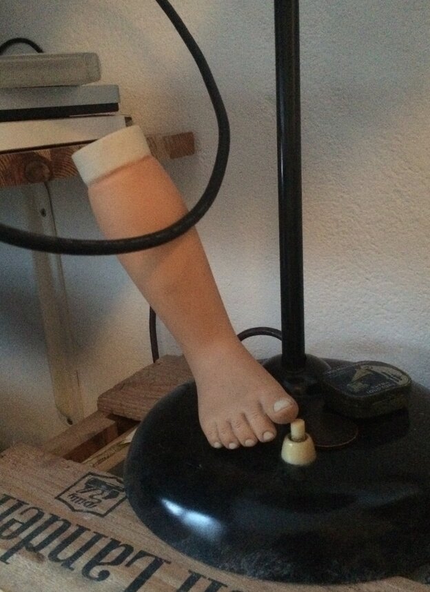 Fuß einer Lampe mit einem Puppenbein Fuß einer Lampe mit einem Puppenbein