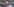 Joe Biden mit Sonnenbrille läuft vor Solar-Panelen