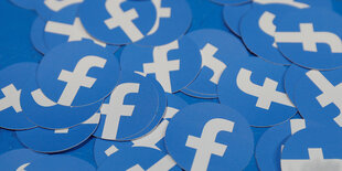 Viele Sticker mit dem facebook Logo