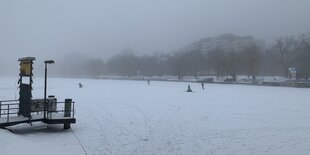 Der Urbanhafen als schneebedeckte Eisfläche im Nebel