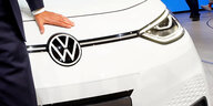 Eine Hand auf einer Kühlerhaube eines VW ID.3