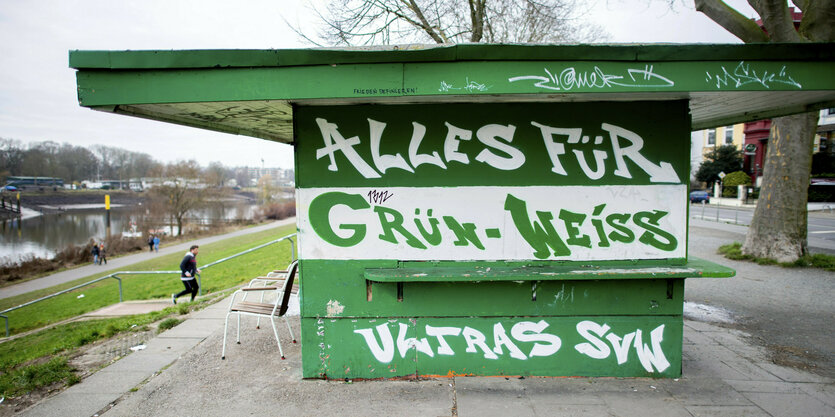 Kiosk an der Weser in Grün und Weiß gestrichen