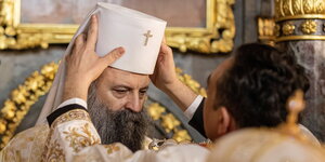 Ein orthoxer Geistlicher bekommt die Patriarchenkopfbedeckung aufgesetzt