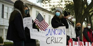 Domonstrantinnen stehe vo r Ted cruz Haus in Texas