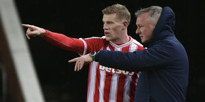 Stoke-City-Manager Michael O'Neill, rechts, spricht mit Stoke's James McClean