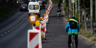 Radfahrender Mensch auf Pop-up-Spur