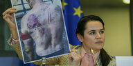 Swetlana Tichanowskaja zeigt dem EU-Parlament Bilder belarussischer Folteropfer.