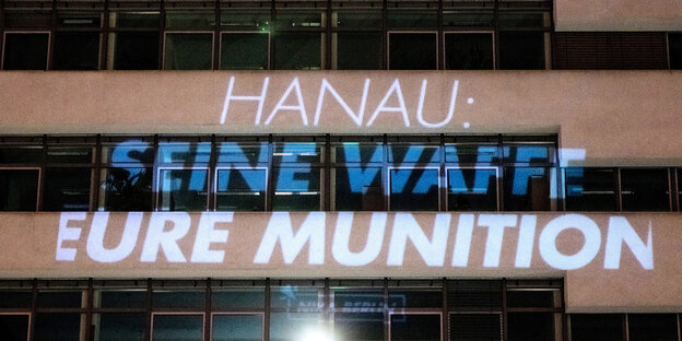 Hanau: Seine Waffe Eure Munition wird auf eine Fassade projeziert