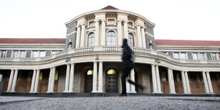 Fassade des Hauptzgebäudes der Uni Hamburg