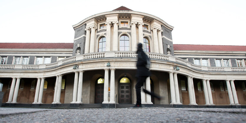 Fassade des Hauptzgebäudes der Uni Hamburg