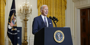 Joe Biden an einem Rednerpult im Weißen Haus