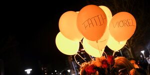 Ballons mit Namen der Getöteten von Hanau