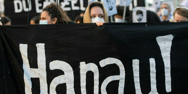 Demonstrierende halten ein Transparent mit der Aufschrift Hanau hoch
