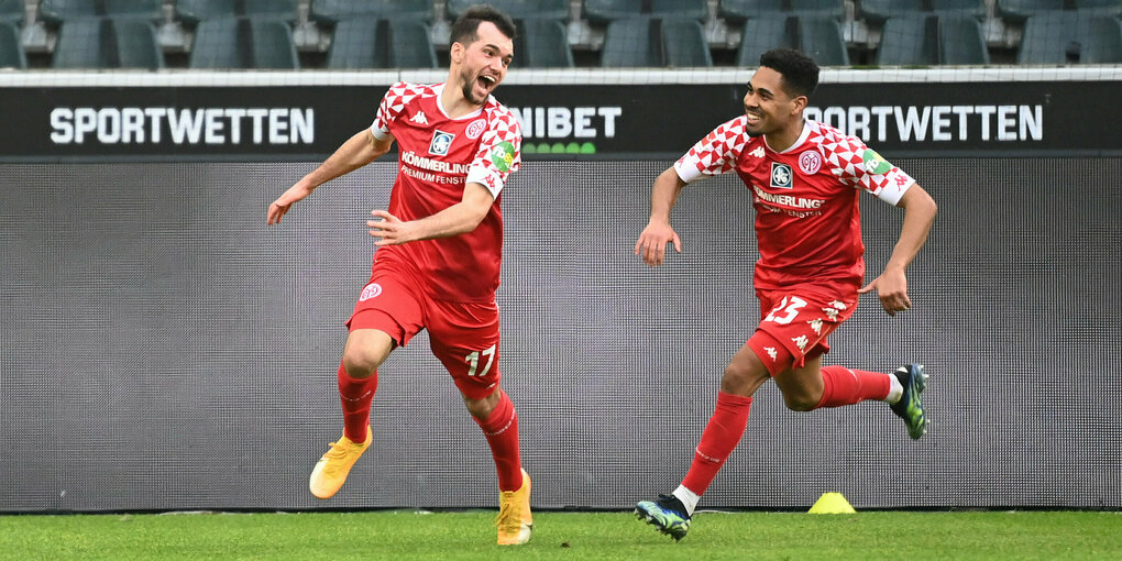 Der Mainzer Philipp Mwene jubelt nach dem Tor zum 1:2 mit dem Torschützen Kevin Stöger.