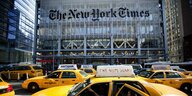 Die Straße mit etlichen Taxis vor dem Redaktionsgebäude der "New York Times"