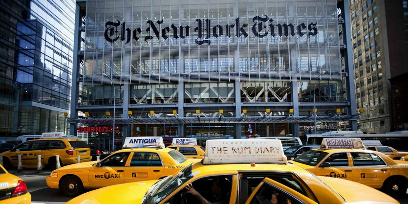 Die Straße mit etlichen Taxis vor dem Redaktionsgebäude der "New York Times"