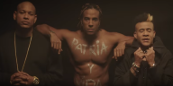 Drei muskulöse Männer posieren im Video von Patria y Vidaid