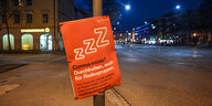 Ein Plakakt in der Innenstadt von Augsburg fordert die Bewohner zum Durchhalten in der Coronapandemie auf.