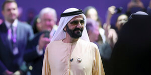 Scheich Mohammed bin Raschid al Maktum, der Herrscher Dubais, Vater und Entführer Latifas, mit weißem Kaftan und Kopftuch bei einer Veranstaltung für Frauenrechte