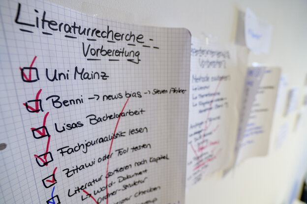 An der Wand hängt ein to-do-Zettel für die Abschlussarbeit An der Wand hängt ein to-do-Zettel für die Abschlussarbeit